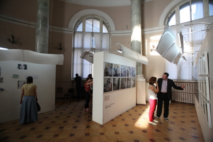 Экскурсии с кураторами и авторами по выставке «Молодая фотография 2012 1/2. Неявное»